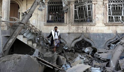 Un yemen&iacute; inspecciona los da&ntilde;os en una vivienda tras un supuesto ataque de la coalici&oacute;n internacional liderada por Arabia Saud&iacute; en un barrio de San&aacute; (Yemen), el pasado 9 de junio. 