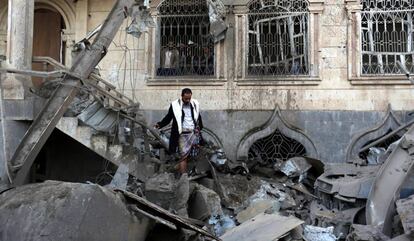 Un yemení inspecciona los daños en una vivienda tras un supuesto ataque de la coalición internacional liderada por Arabia Saudí en un barrio de Saná (Yemen), el pasado 9 de junio.