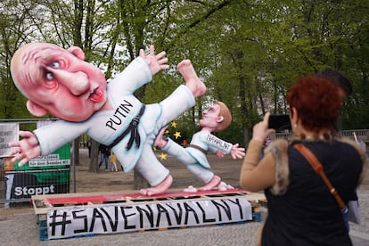 Una instalación en la puerta de Brandeburgo (Berlín) muestra al opositor ruso Navalni pegando una patada al presidente Putin, en una imagen de archivo.