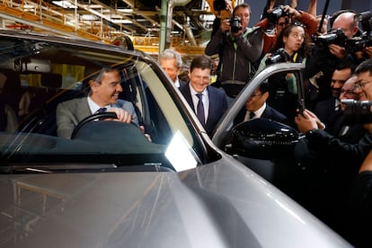 El presidente del Gobierno, Pedro Sánchez (i), prueba uno de los coches electricos de Chery tras el acto de firma del acuerdo para el aterrizaje del grupo automovilístico chino Chery en las antiguas instalaciones de Nissan en  Barcelona en 2024.