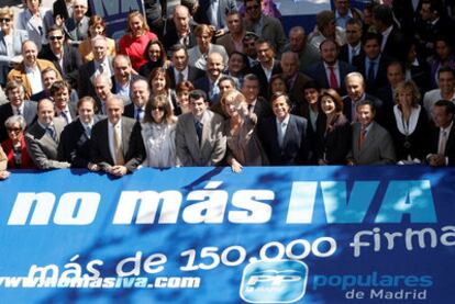 Esperanza Aguirre, en el centro, en un acto de alcaldes del PP contra la subida del IVA.