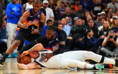 Jae Crowder y Chris Paul intentan robar el balón a Luka Doncic. Usa Today