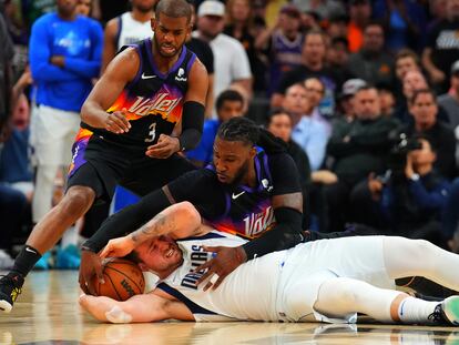 Jae Crowder y Chris Paul intentan robar el balón a Luka Doncic. Usa Today