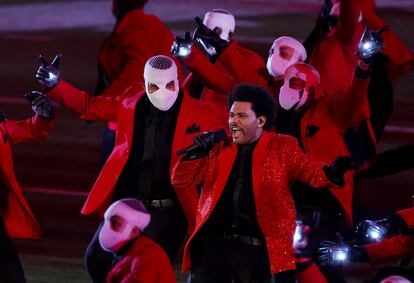 The Weeknd, en su actuación durante el medio tiempo de la Super Bowl LV en el estadio Raymond James en Tampa, Florida.