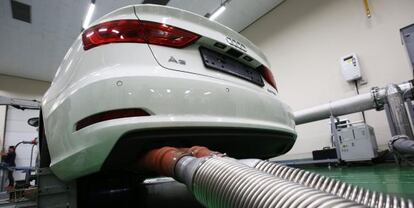 Pruebas de emisiones a un coche Audi en un laboratorio de Corea del Sur.