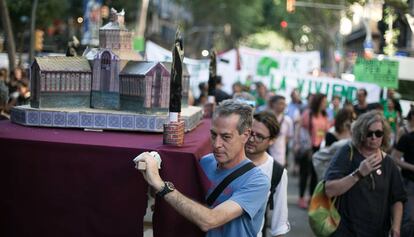 Ve&iuml;ns del Mercat de Sant Antoni, a la manifestaci&oacute;.