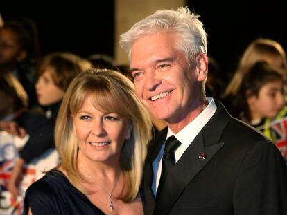 El presentador Phillip Schofield y su mujer, Stephanie Lowe, en una imagen de 2017. 