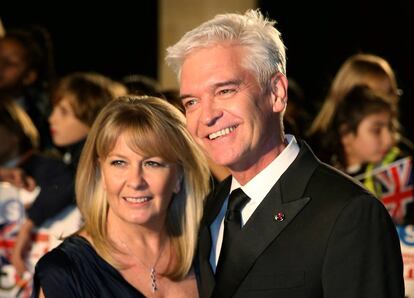 El presentador Phillip Schofield y su mujer, Stephanie Lowe, en una imagen de 2017. 