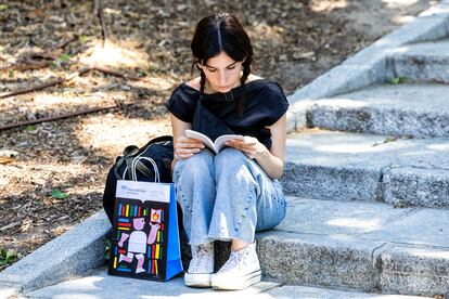 Una joven durante la Feria del Libro de Madrid de 2024.