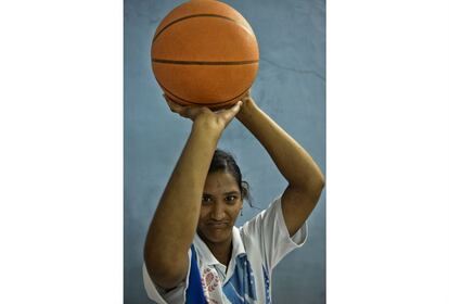 Asifa Pentekanti, de18 años, compite en baloncesto. Al principio le costó acostumbrarse a vestir pantalón corto en los partidos, pero ahora ya no le importa el qué dirán. Cuenta que le gustaría poder ver más partidos por televisión para mejorar la estrategia del equipo.