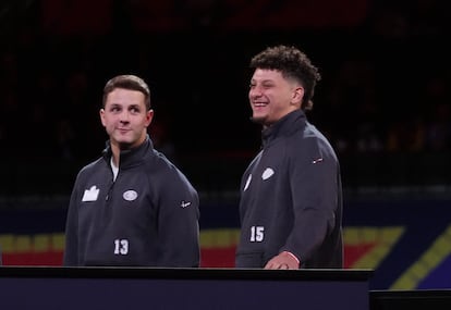 Los dos 'quarterbacks' que verán acción el domingo: Brock Purdy, de San Francisco, y Patrick Mahomes, de Kansas City.