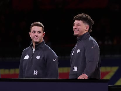 Los dos 'quarterbacks' que verán acción el domingo: Brock Purdy, de San Francisco, y Patrick Mahomes, de Kansas City.