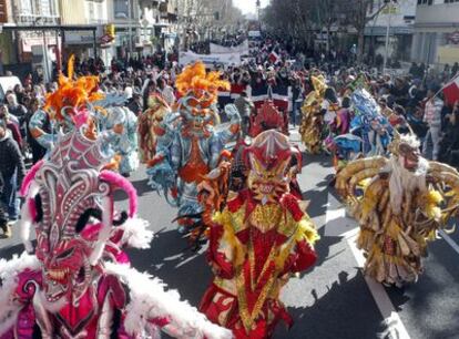 Los diablos cojuelos salieron entre las carrozas del desfile que la comunidad dominicana celebró en la calle de Bravo Murillo.