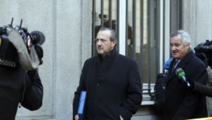 Jorge Dorribo (izquierda) acude al Supremo en compañía de su abogado en febrero de 2012.