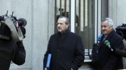 Jorge Dorribo (izquierda) acude al Supremo en compañía de su abogado en febrero de 2012.
