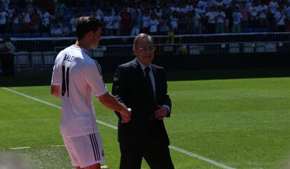 Bale y Florentino Pérez, a pie de campo.