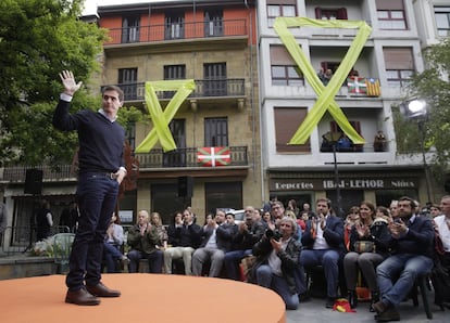 "Euskadi no es vuestro, sino de todos los españoles, como Cataluña tampoco es de Puigdemont y Torra. Allí en Cataluña nos echaron lejía, que pena que vosotros no fuisteis valientes en su día para echar lejía a los asesinos de ETA", ha espetado Albert Rivera a quienes desde la calle y de los balcones le insultaban.