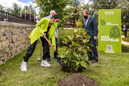 La cantante India Martínez planta un árbol en el acto de presentación de la iniciativa 'Canciones para los que no quieren escuchar'.