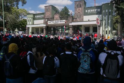 Los manifestantes aglomerados a las puertas del Campo Militar No. 1.