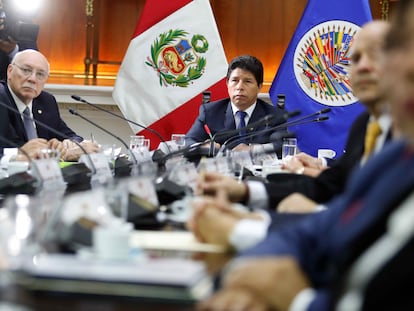 El presidente de Perú, Pedro Castillo, durante una reunión con el Grupo de Alto Nivel de la Organización de Estados Americanos (OEA), este lunes.