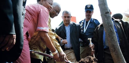 Nelson Mandela y Graca Machel plantan un árbol en Soweto en 2008.