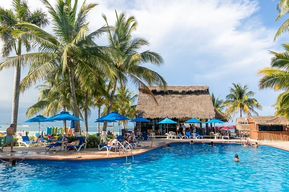 Los hoteleros del Caribe mexicano piden al Gobierno frenar el alza del coste de entrada de los turistas