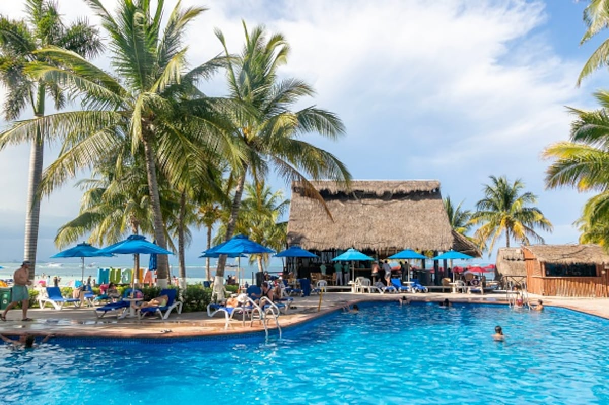 Propuesta fiscal para 2027 eleva 35.8% el cobro a turistas extranjeros que ingresan a México