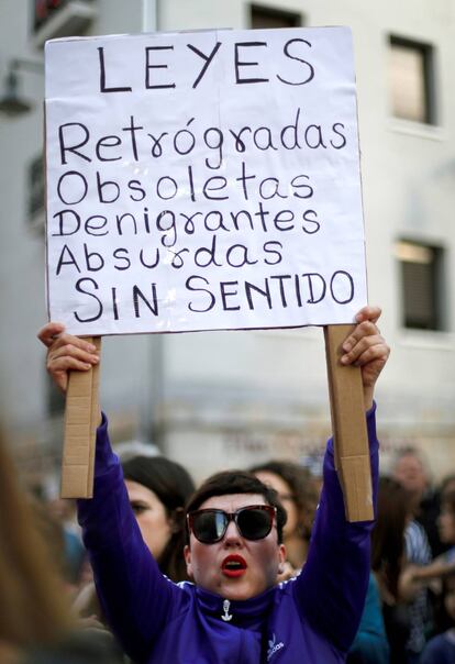 Una manifestante durante la movilización de protesta de junio de 2018 en Pamplona por la puesta en libertad bajo fianza de los cinco miembros de la Manada.