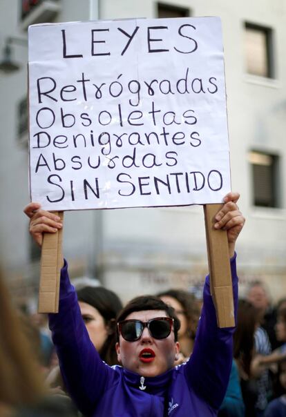 Una manifestante durante la movilización de protesta de junio de 2018 en Pamplona por la puesta en libertad bajo fianza de los cinco miembros de la Manada. 