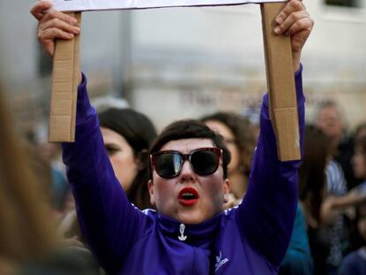 Una manifestante durante la movilización de protesta de junio de 2018 en Pamplona por la puesta en libertad bajo fianza de los cinco miembros de la Manada. 