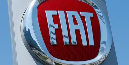 Un logotipo de Fiat en un concesionario europeo