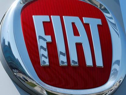 Un logotipo de Fiat en un concesionario europeo
