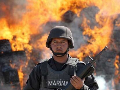 Un soldado mexicano hace guardia ante la incineración de cuatro toneladas de marihuana.