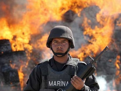 Un soldado mexicano hace guardia ante la incineración de cuatro toneladas de marihuana.