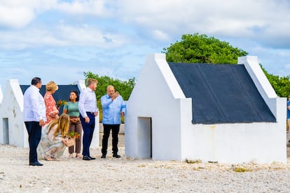 Una de las primeras paradas de la gira fue la visita a las cabañas de esclavos de Witte Plan, las salinas naturales de la isla de Bonaire donde eran obligados a trabajar. Son un monumento histórico y recuerdan que allí extraían la sal en condiciones extremas de calor y sin protección.