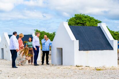 Una de las primeras paradas de la gira fue la visita a las cabañas de esclavos de Witte Plan, las salinas naturales de la isla de Bonaire donde eran obligados a trabajar. Son un monumento histórico y recuerdan que allí extraían la sal en condiciones extremas de calor y sin protección.