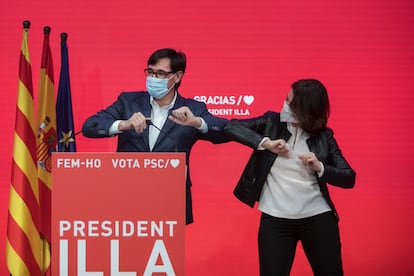 El candidato del PSC, Salvador Illa, celebra la victoria con el resto de su partido. En la imagen, con su compañera de candidatura Eva Granados.