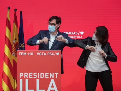 El candidato del PSC, Salvador Illa, celebra la victoria con el resto de su partido. En la imagen, con su compañera de candidatura Eva Granados.