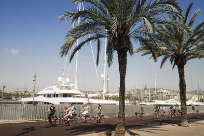 Yates atracados en la Marina de lujo del Port Vell, que está en construcción.
