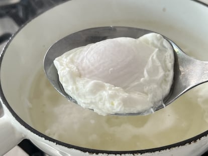 El huevo se prepara en agua con vinagre, donde deben sumergirse durante apenas cuatro minutos.