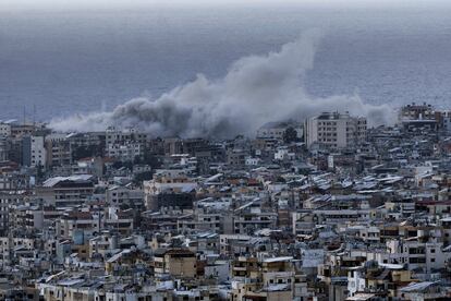 Columnas de humo en el barrio de Dahiyeh, en Beirut, este martes, tras un bombardeo de Israel.