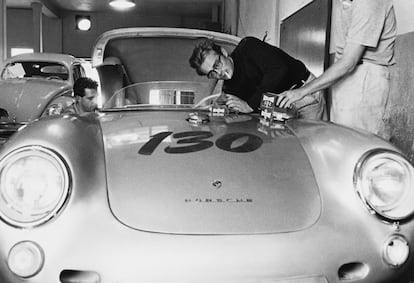 James Dean fuma un cigarro mientras mima a su Porsche 550 Spyder, con el que tuvo el accidente que acabó con su vida.