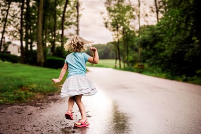 El contacto con la naturaleza permite a los niños explorar, jugar, relajarse y desarrollar conexiones neuronales que evitan el déficit de realidad.