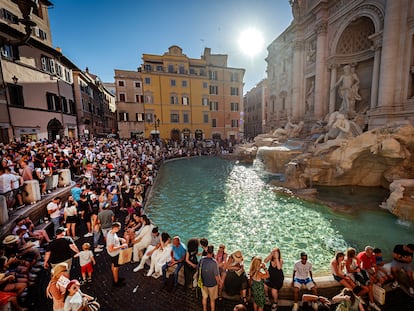 Vista de la Fontana di Trevi, en Roma, rodeada por decenas de turistas.