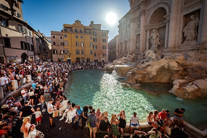 Vista de la Fontana di Trevi, en Roma, rodeada por decenas de turistas.