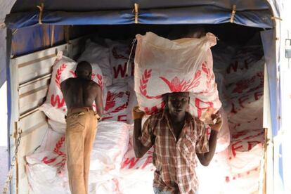 Unos trabajadores cargan un avión para que lance alimentos desde el aire en Sudán del Sur, en el año 2012.