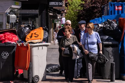 Cubos de basura en la plaza de Jacinto Benavente