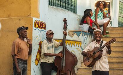 Músicos frente al Museo El Carnaval de Santiago de Cuba.