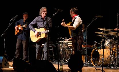 Jackson Browne, a la izquierda en primer plano, toca frente a Raúl Rodríguez en The Town Hall de Nueva York.