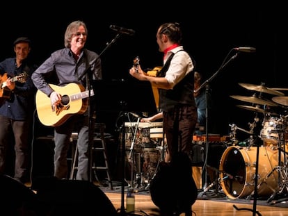 Jackson Browne, a la izquierda en primer plano, toca frente a Ra&uacute;l Rodr&iacute;guez en The Town Hall de Nueva York.